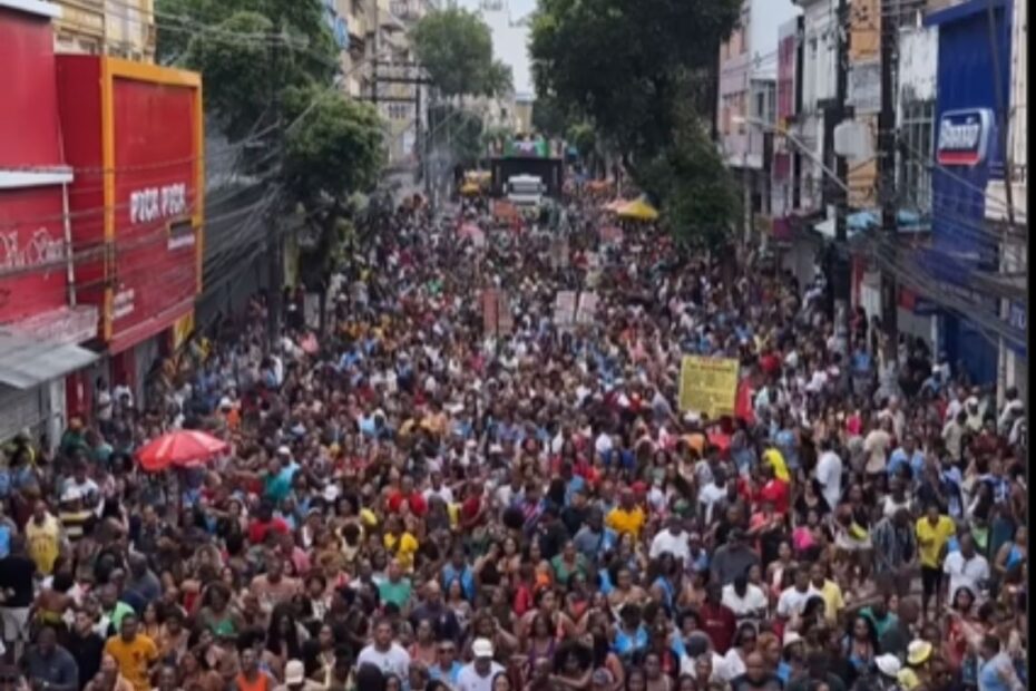 Mesmo com chuva, milhares participam da Caminhada do Samba em Salvador - 