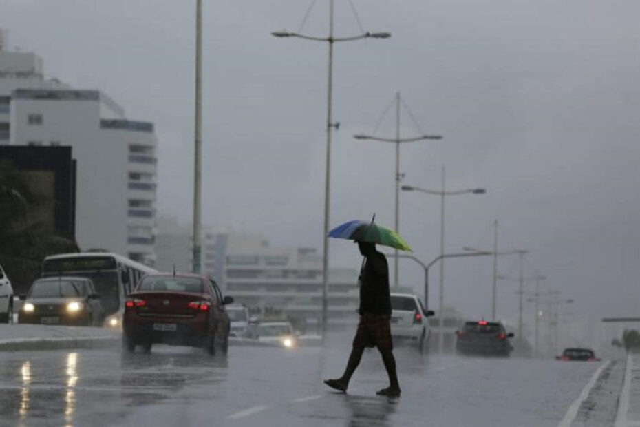 Salvador e cidades baianas têm previsão de chuvas intensas e alerta para ciclone - 