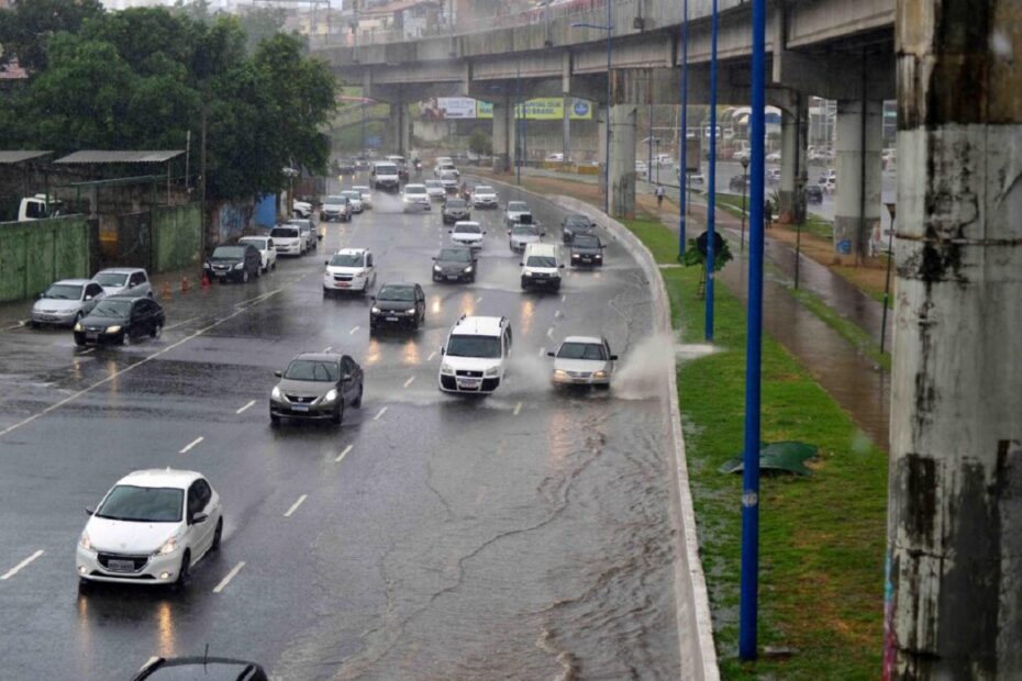 Chuvas em Salvador causam deslizamentos e alertas de risco - 