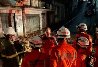 Casarão desaba na Baixa dos Sapateiros e equipes da Prefeitura evacuam moradores - 