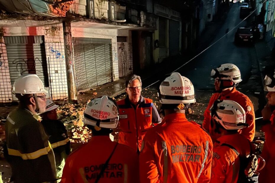 Casarão desaba na Baixa dos Sapateiros e equipes da Prefeitura evacuam moradores - 