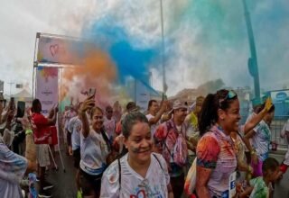 Corrida Colorida do Martagão reúne mais de 3 mil pessoas na orla da Boca do Rio - 