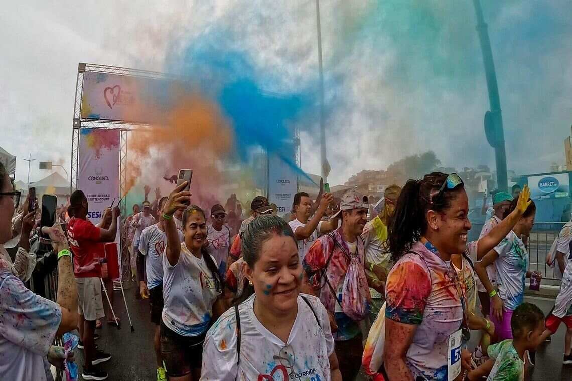 Corrida Colorida do Martagão reúne mais de 3 mil pessoas na orla da Boca do Rio - 