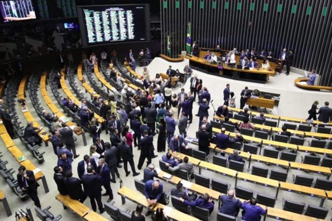 Dos 39 deputados baianos, apenas 12 assinaram PEC que defende fim da escala 6×1 - 