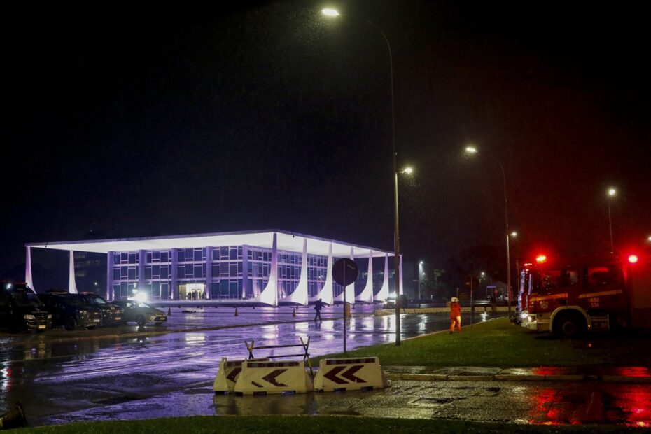 Praça dos Três Poderes é isolada após explosões próximas ao STF; uma pessoa morreu - 