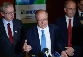 Alckmin destaca democracia e parceria entre governos em evento sobre obras do BNDES - 