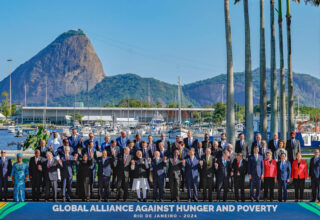 Líderes do G20 posam para foto histórica no Rio com o Pão de Açúcar ao fundo - 