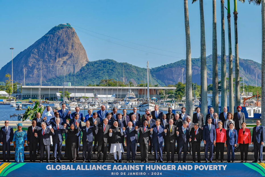 Líderes do G20 posam para foto histórica no Rio com o Pão de Açúcar ao fundo - 