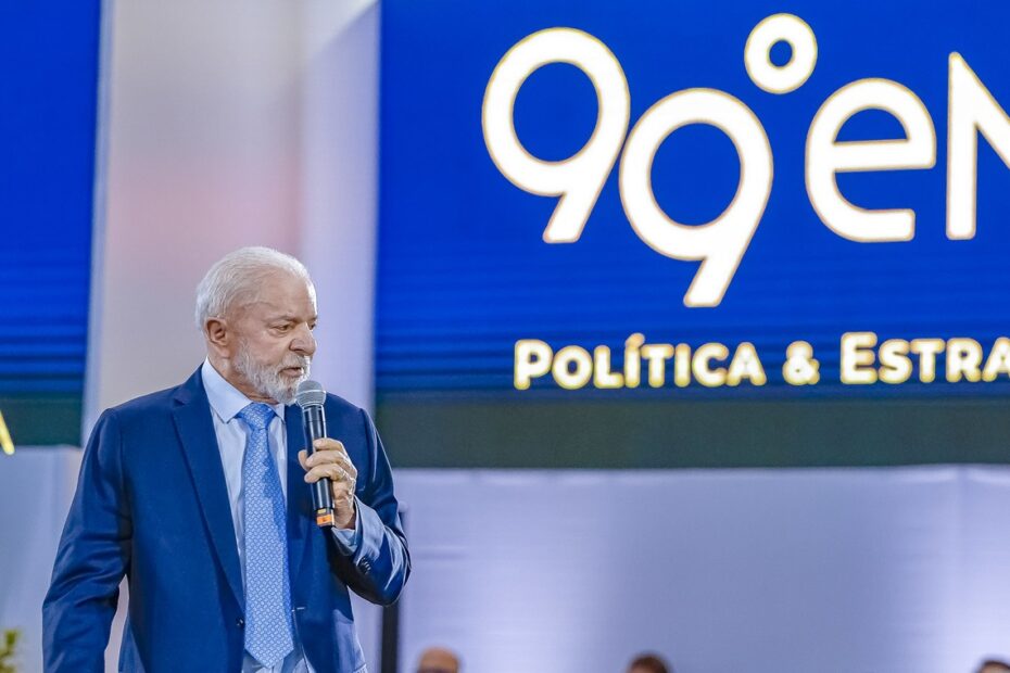 Lula prevê economia crescendo acima de 3% e cobra programa para saneamento básico no Brasil - 