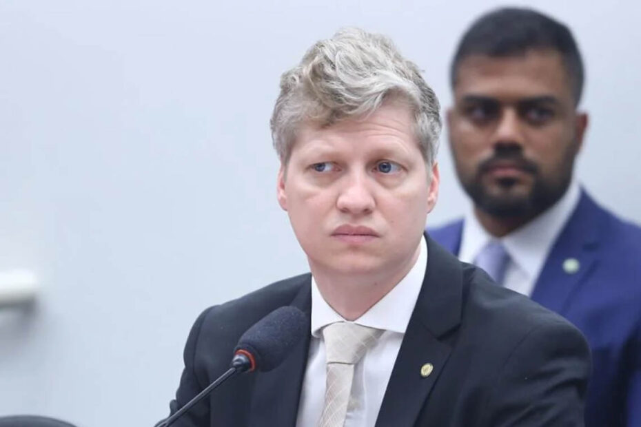 Deputado Marcel van Hattem é indiciado após críticas à delegado no plenário da Câmara - 