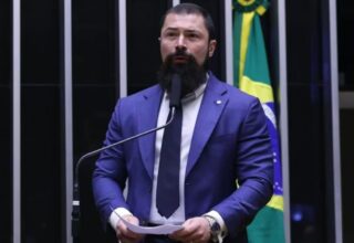 Bolsonarista é escolhido como relator da PEC que proíbe militares da ativa na política - 