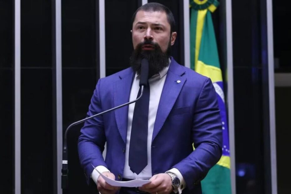 Bolsonarista é escolhido como relator da PEC que proíbe militares da ativa na política - 