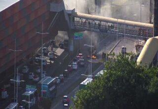 Protesto interrompe trânsito e causa congestionamento na Av. Tancredo Neves - 