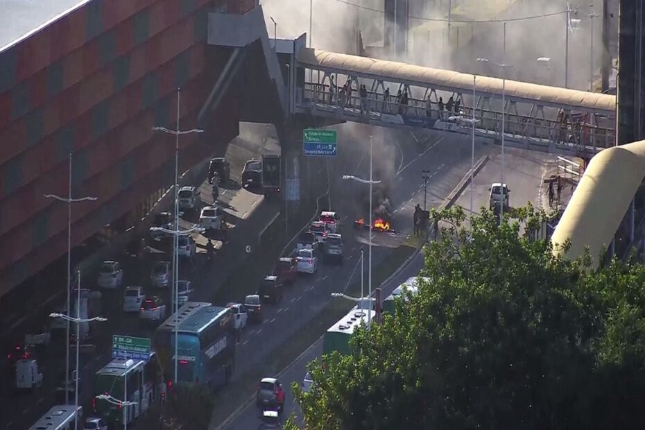 Protesto interrompe trânsito e causa congestionamento na Av. Tancredo Neves - 