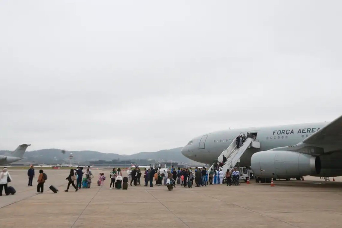 Governo repatria 204 brasileiros em novo voo de operação no Líbano - 