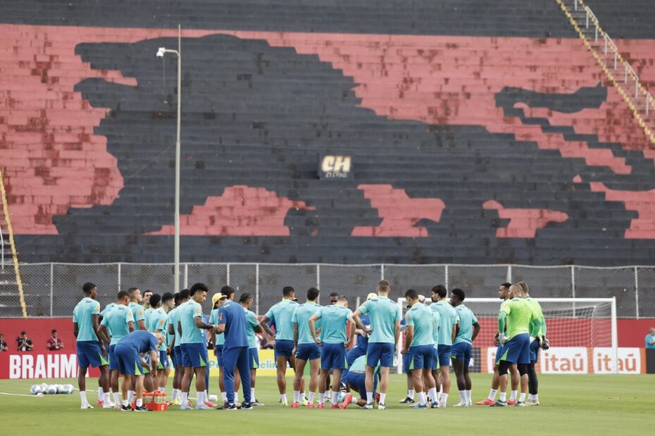 Treino da seleção no Barradão tem ausência de Gerson e reforços da base do Vitória - 