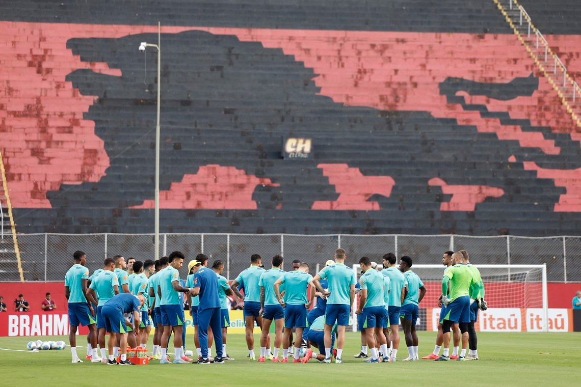 Treino da seleção no Barradão tem ausência de Gerson e reforços da base do Vitória - 