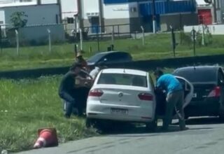 Vídeo flagra momento em que homem é sequestrado na BR-324 - 