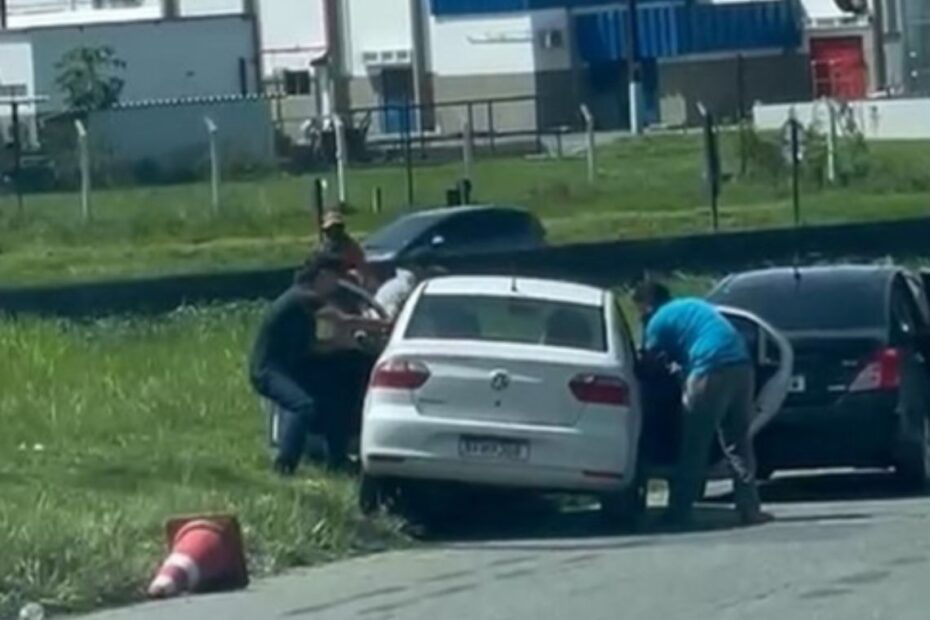 Vídeo flagra momento em que homem é sequestrado na BR-324 - 