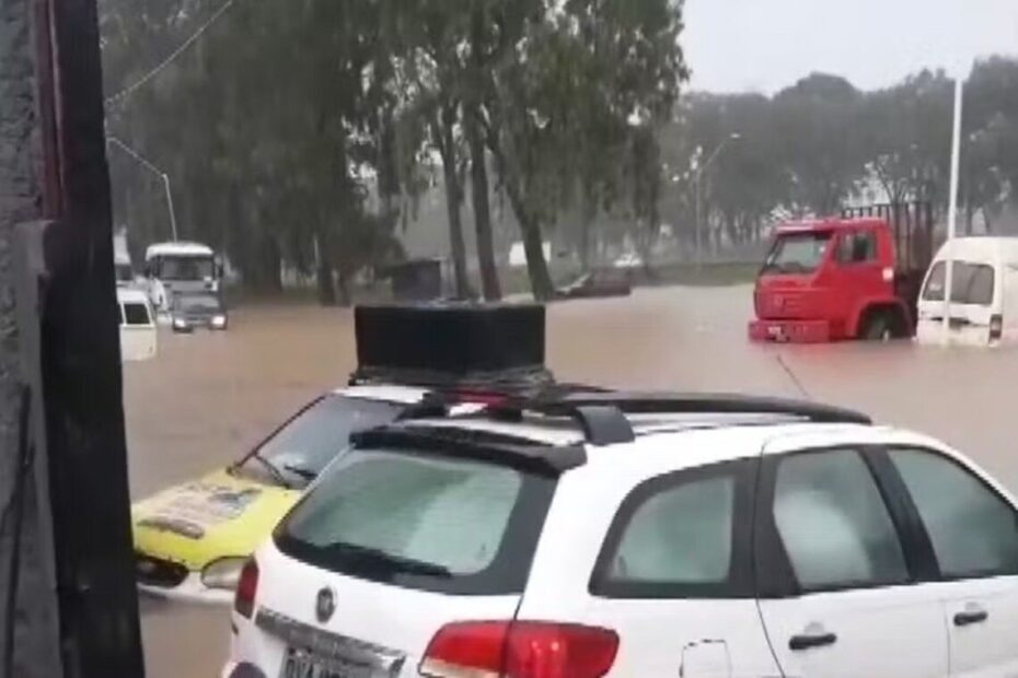 Chuva provoca alagamentos em Vitória da Conquista; confira impactos - 