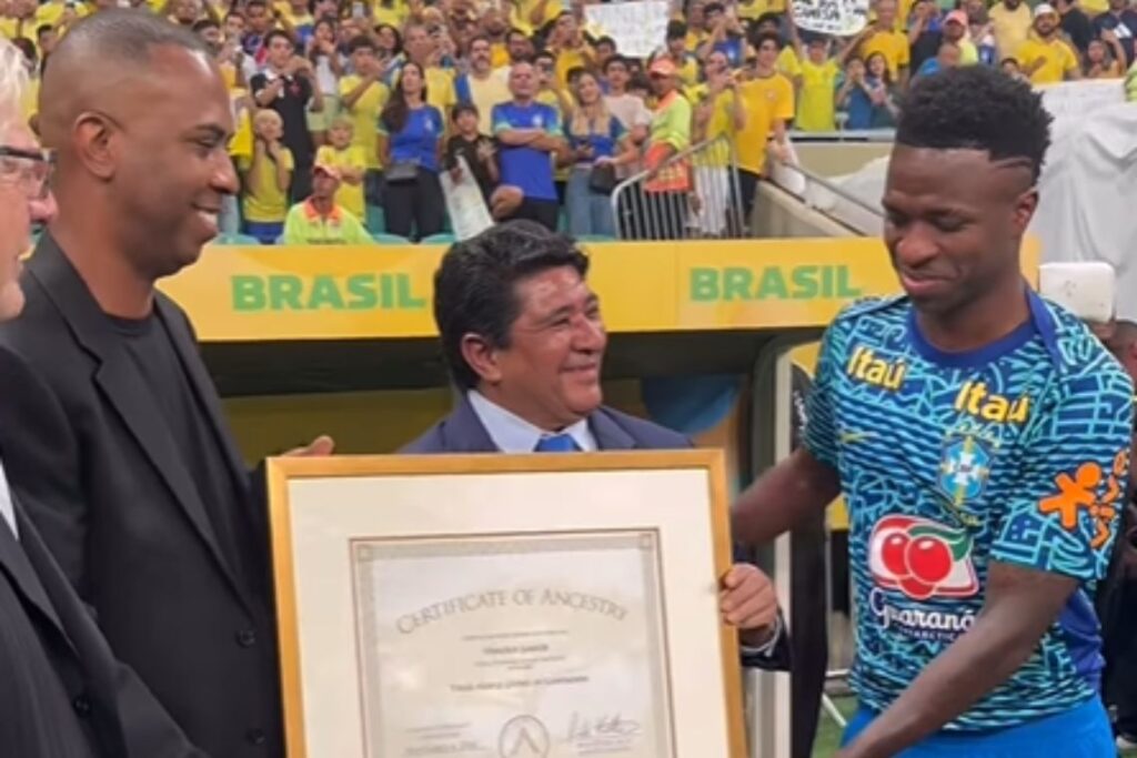 Vini Jr recebe certificado de ancestralidade