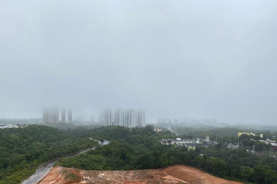 Com acúmulo de mais de 300 milímetros de chuva, Salvador está em alerta máximo - 