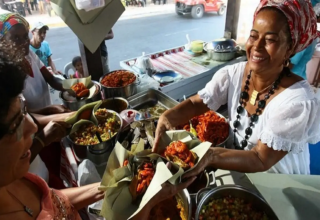 Salvador celebra Dia Nacional das Baianas de Acarajé e Mingau com homenagem especial - 