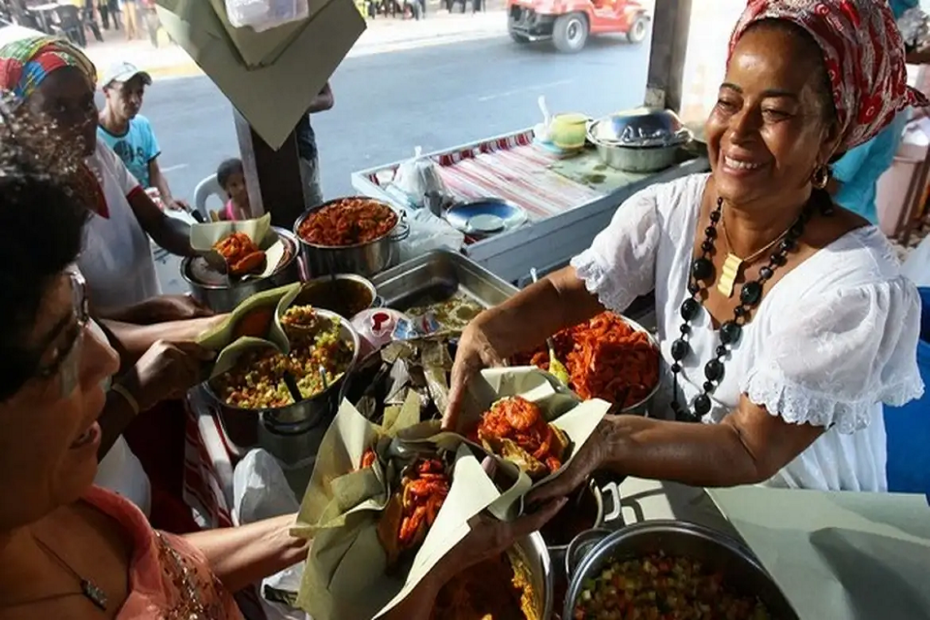 Salvador celebra Dia Nacional das Baianas de Acarajé e Mingau com homenagem especial - 