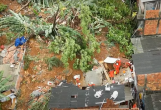 Deslizamentos de terra deixam um morto e quatro feridos em Salvador - 