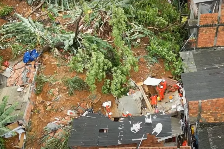 Deslizamentos de terra deixam um morto e quatro soterrados em Salvador - 