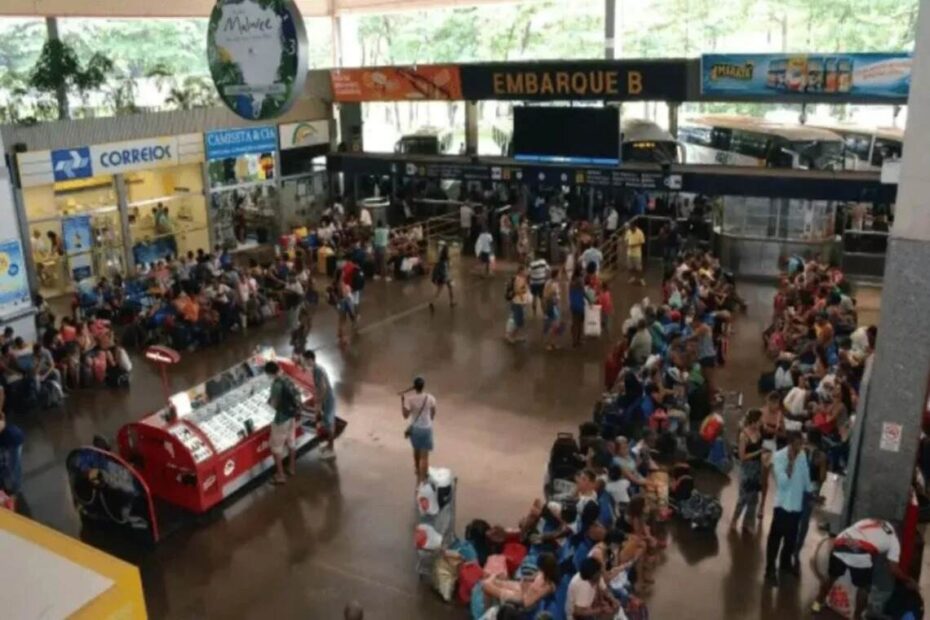 Movimento intenso marca saídas do ferry-boat e rodoviária de Salvador no feriadão - 