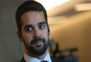 Eduardo Leite sugere candidatura para 2026 e critica polarização política no Brasil - 