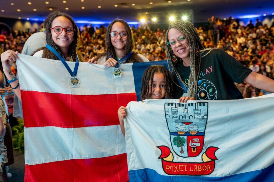 Gêmeas de Salvador recebem medalha de Ministério por destaque em Astronomia - 