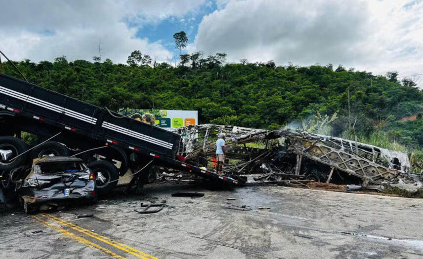 Acidente com ônibus a caminho da Bahia deixa ao menos 22 mortos em Minas Gerais - 