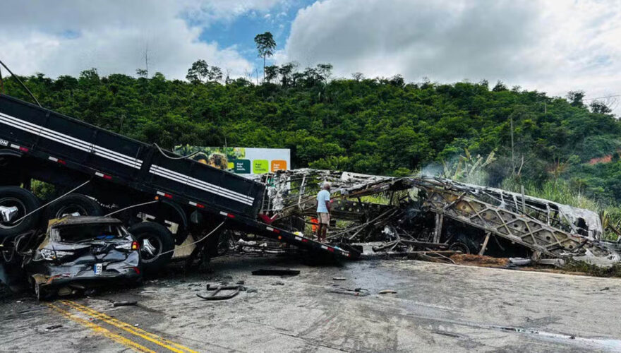 Acidente com ônibus a caminho da Bahia deixa ao menos 22 mortos em Minas Gerais - 