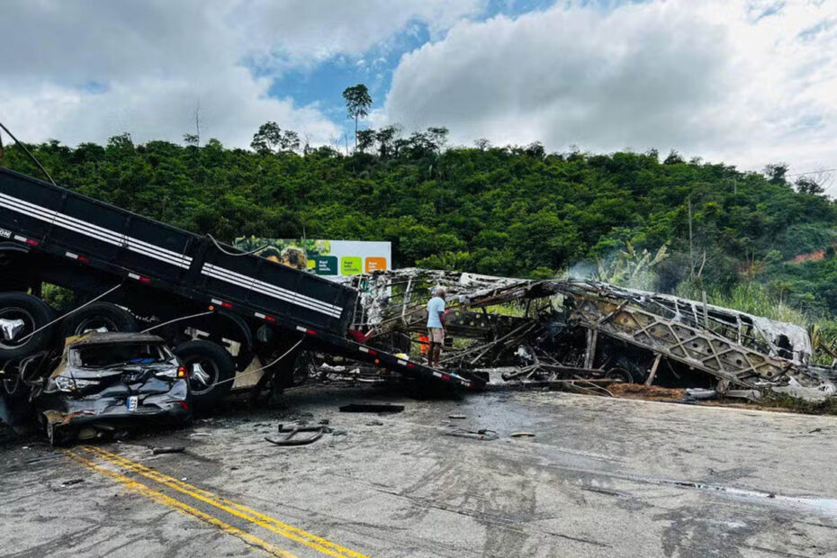 Acidente com ônibus a caminho da Bahia deixa ao menos 22 mortos em Minas Gerais - 