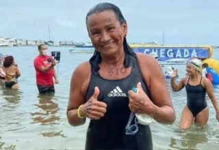 Nadadora de 69 anos morre durante prova da Travessia Itaparica-Salvador - 