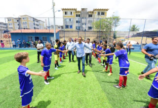 Prefeito entrega mais três campos sintéticos em Salvador - 