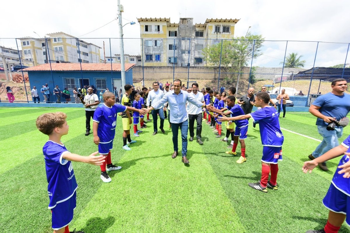 Prefeito entrega mais três campos sintéticos em Salvador - 