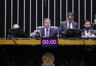 Câmara aprova PEC fiscal que restringe abono salarial e modifica regras fiscais e de supersalários - 