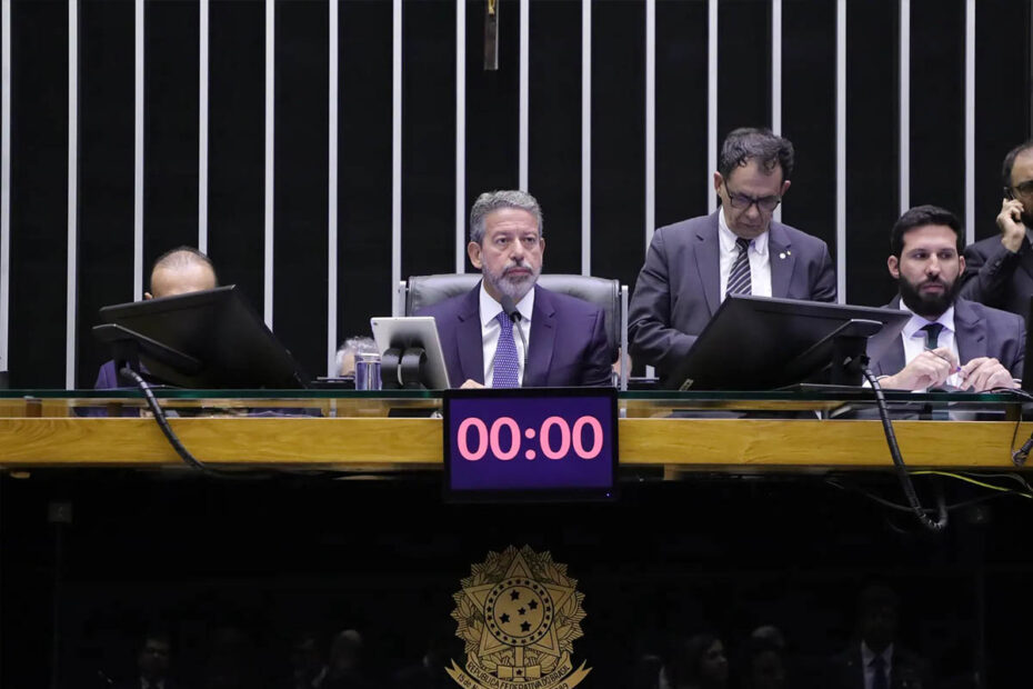 Câmara aprova PEC fiscal que restringe abono salarial e modifica regras fiscais e de supersalários - 