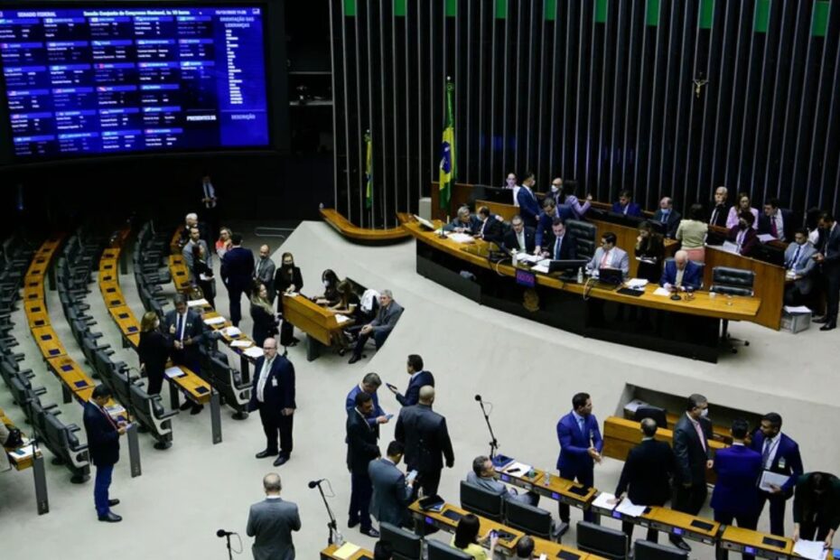 Câmara dos Deputados aprova urgência para projeto que limita aumento do salário mínimo em 2,5% ao ano - 