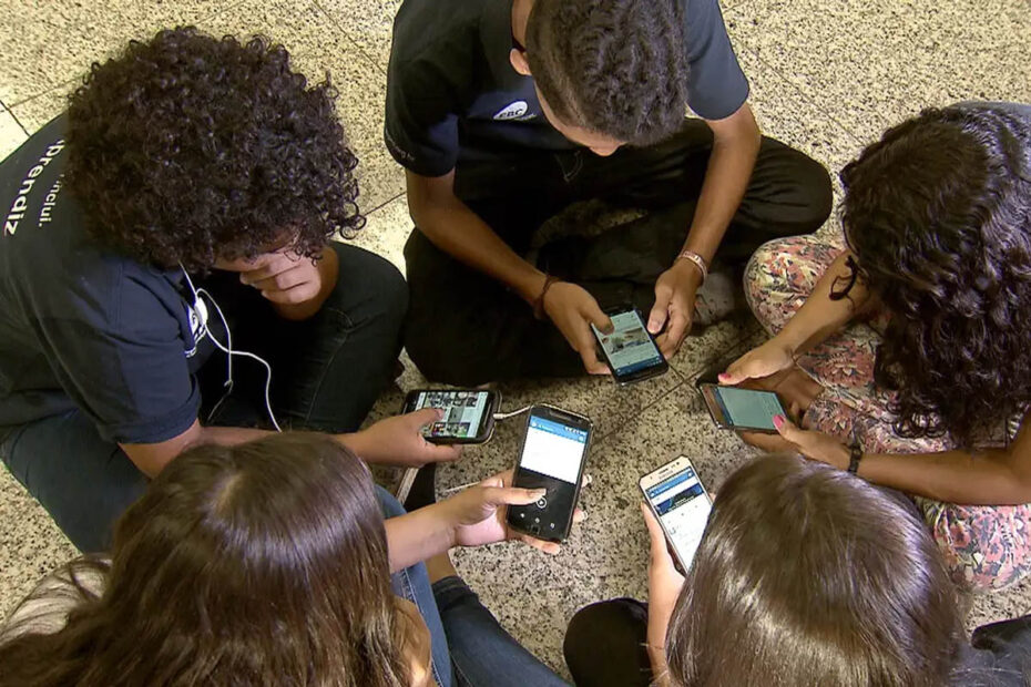 CCJ da Câmara aprova restrição de celulares em salas de aula de todo o país - 