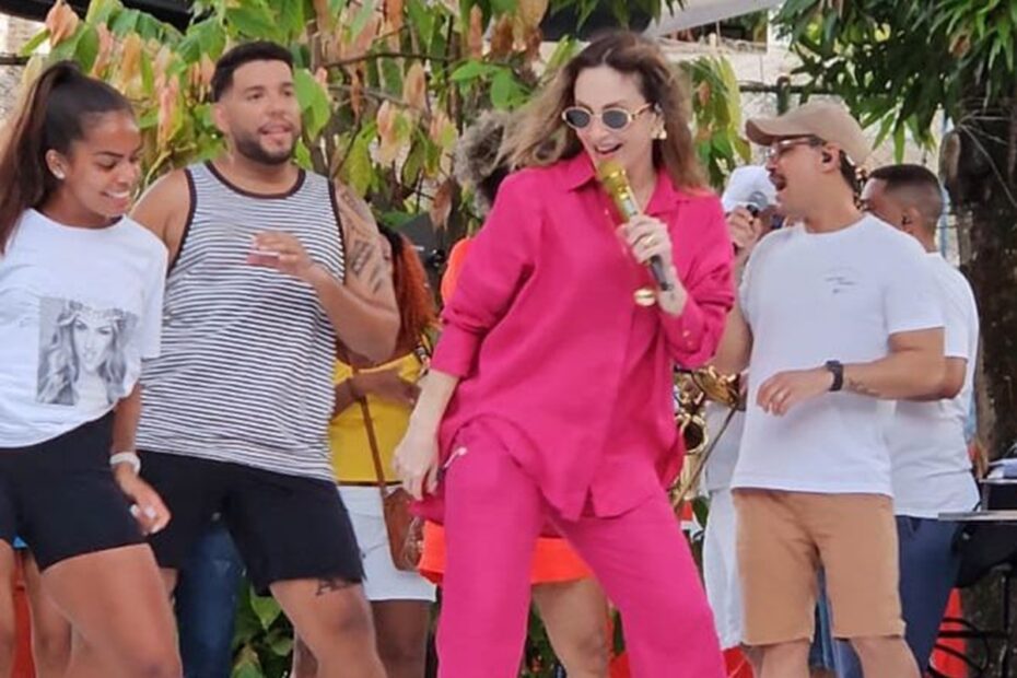 Claudia Leitte grava EP de verão neste sábado no Candyall Ghetto Square: ‘Estou em casa com meu padinho Brown’ - 