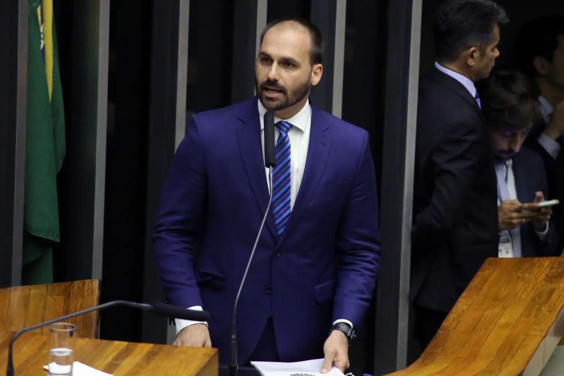 Eduardo Bolsonaro diz que pode passar ‘décadas’ nos EUA e ameaça com novas sanções ao Brasil - 