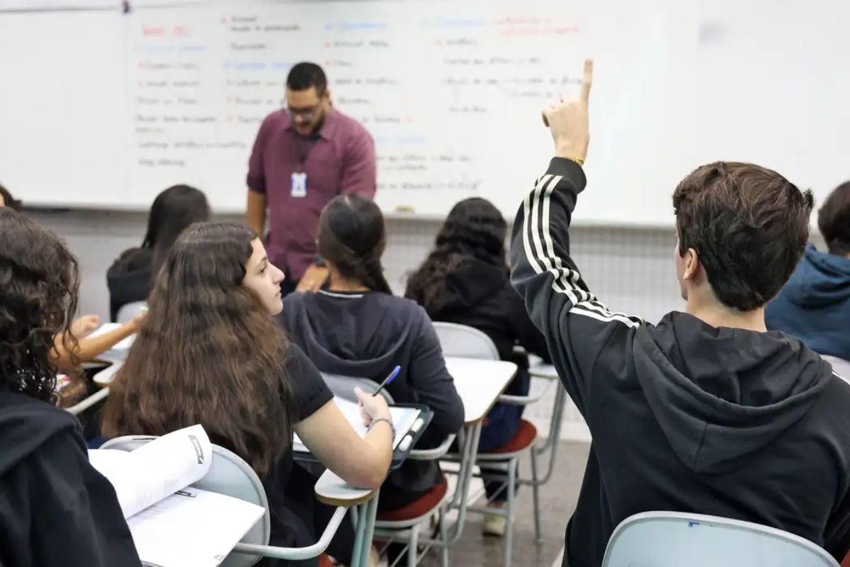 Programa Pé-de-Meia beneficia mais de 3,9 milhões de estudantes no Brasil - 