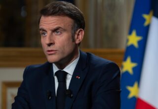 Emmanuel Macron garante que exercerá mandato até o fim e promete anunciar novo premier em breve - 