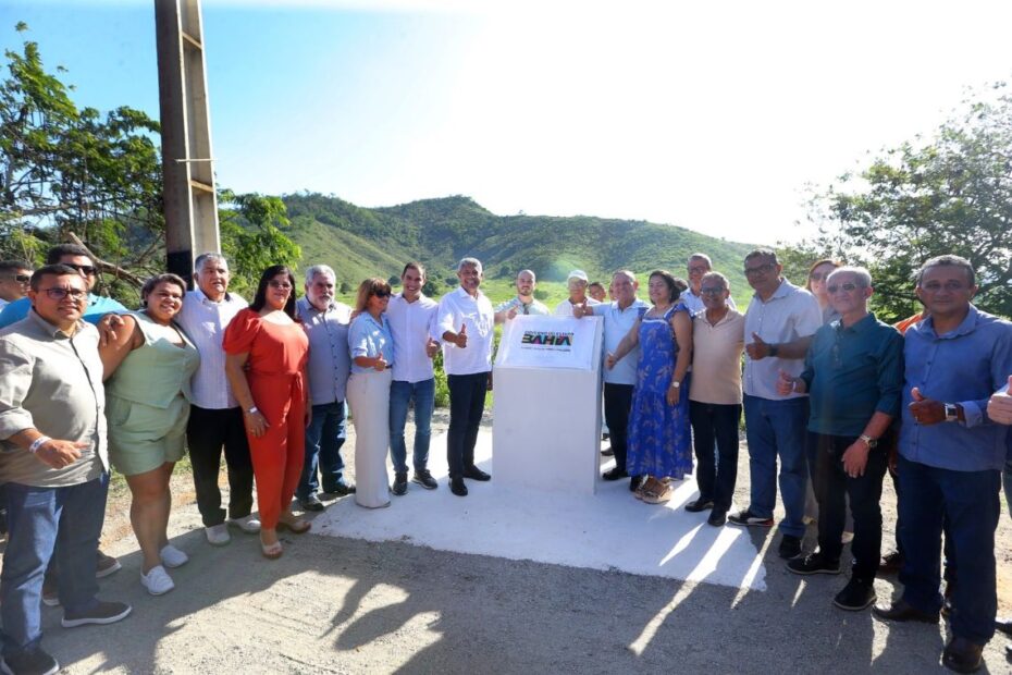 Governador entrega obras e anuncia novos investimentos em saúde e infraestrutura em Caatiba - 