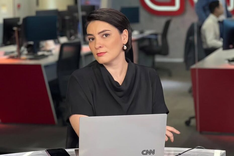 Jornalista retorna ao ar na CNN Brasil em meio ao tratamento contra câncer de mama - 