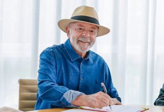 Lula apresenta melhora significativa após cirurgias no cérebro, aponta boletim médico - 